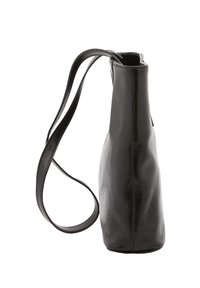 Borsa a tracolla nera in pelle con una forma stretta e strutturata. Presenta una lunga tracolla e dettagli di cucitura sottili lungo le cuciture.