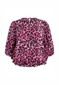 Roza bluzica z črnimi leopardjimi pikami, napihnjeni rokavi do tri četrtine, okrogli izrez in zbrana pasna podrobnost.