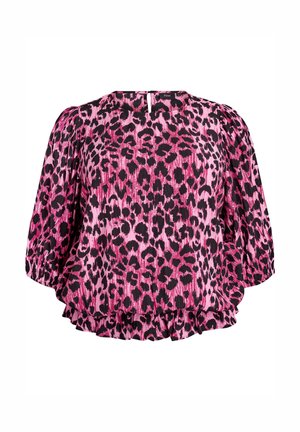 Różowa bluzka w czarne cętki z leopardzim wzorem, z bufkami na rękawach o długości trzech ćwiartek, okrągłym dekoltem i marszczeniem w talii.