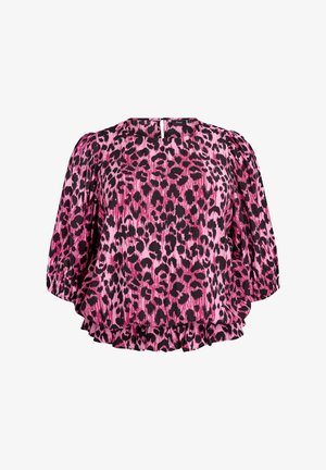 Ružová blúzka s čiernym leopardím vzorom, nafúknuté trištvrťové rukávy, okrúhly výstrih a zhromaždený pásový detail.
