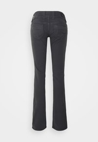 Jeans pretos com corte flare e uma textura suave, apresentando dois bolsos traseiros e um cós com um laço e um detalhe de costura subtil.