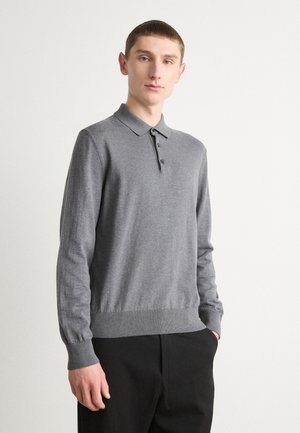 Graues langärmeliges Polohemd mit Kragen, einer Drei-Knopf-Leiste und gerippten Bündchen. Glatte Textur und körperbetontes Design.