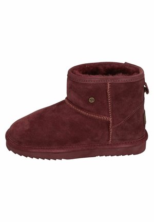 Bordeaux-farbene Wildleder-Stiefeletten mit einem weichen, flauschigen Innenfutter, genähten Details und einem kleinen Logo-Akzent an der Seite. Texturierte Sohle für besseren Halt.