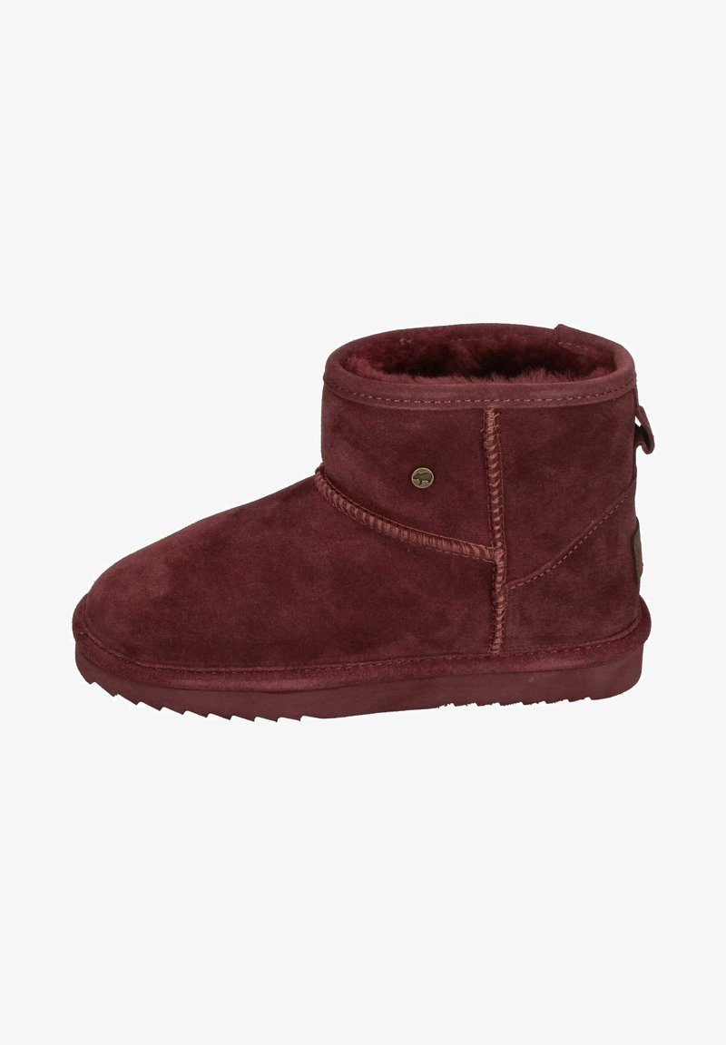 Bordeaux-farbene Wildleder-Stiefeletten mit einem weichen, flauschigen Innenfutter, genähten Details und einem kleinen Logo-Akzent an der Seite. Texturierte Sohle für besseren Halt.