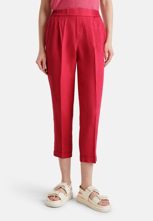 Rode, cropped broek met een ontspannen pasvorm, elastische tailleband, zijzakken en opgerolde mouwen. Het materiaal lijkt lichtgewicht en glad te zijn.