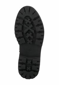 Semelle de chaussure en caoutchouc noir avec des profilés profonds, des motifs croisés et une texture antidérapante pour une traction solide et une stabilité sur diverses surfaces.