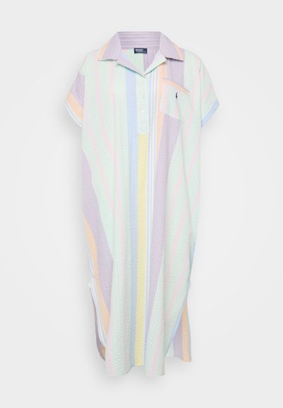 Φόρεμα με γιακά και κοντά μανίκια σε παστέλ ρίγες σε μωβ, ροζ και μέντα. Διαθέτει κουμπιά μπροστά και τσέπη στο στήθος. Υφή υφάσματος.