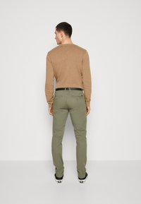 Lindbergh CLASSIC BELT - Chino hlače - oliv