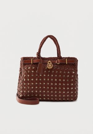 Braune gewebte Lederhandtasche mit geflochtenen Griffen, goldenem Verschluss und abnehmbarem Schulterriemen auf einfarbigem Hintergrund.