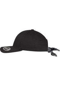 Căciulă neagră cu bot curbat, fabricată din material textil, având un șnur negru de bandană pe lateral cu accente albe în model paisley.