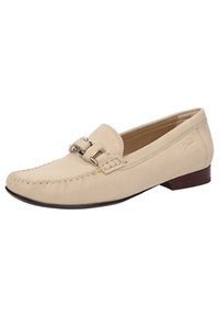 Beige suède loafers met een ronde neus, decoratieve gestikte accenten en een metallic gespdetail aan de voorkant. Lage houten hak.