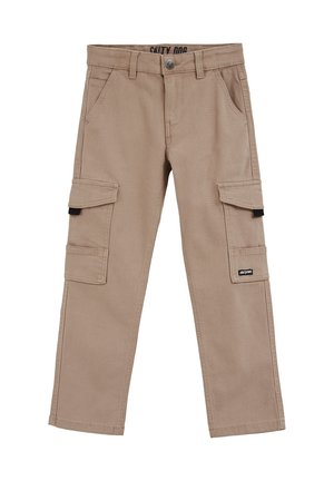 Beige cargobukser med bæltestropper, for- og sidelommer med klap, knaplukning og et lille sort mærke på den højre cargolomme.