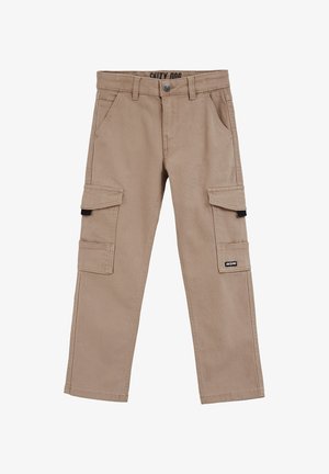 Beige cargobukser med bæltestropper, for- og sidelommer med klap, knaplukning og et lille sort mærke på den højre cargolomme.
