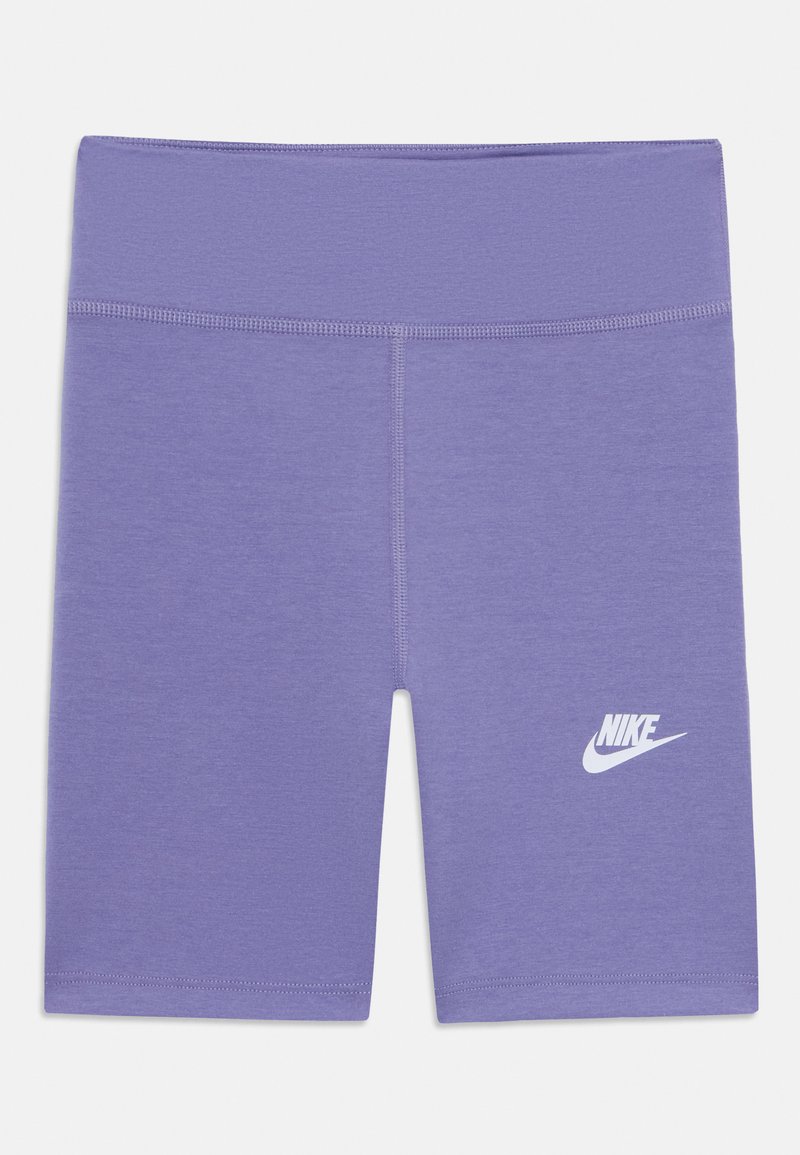 Purpuriniai sportiniai šortai, pagaminti iš tamprios medžiagos, su plačiu juosmeniu ir mažuoju baltu Nike logotipu apatiniame kairiajame šone.