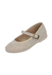Zapato estilo Mary Jane en color beige, hecho de un suave tejido con punta redondeada, suela plana y una pequeña correa ajustable con un hebilla dorada.