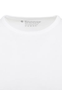 Witte katoenen t-shirt met een ronde hals, semi-aanpassende pasvorm en labeldetails aan de binnenkant van de hals. Smooth textuur, zonder patronen of accenten.