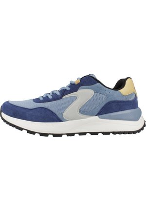 Blaue und graue Sportschuhe aus Mesh und Wildleder. Zu den Merkmalen gehören ein strukturiertes Obermaterial, ein gepolsterter Kragen und eine weiße Gummisohle.