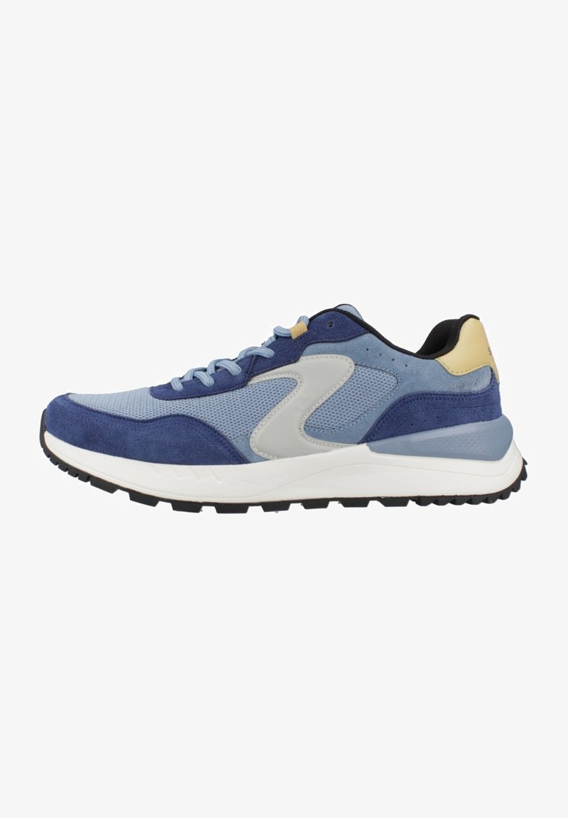 Blaue und graue Sportschuhe aus Mesh und Wildleder. Zu den Merkmalen gehören ein strukturiertes Obermaterial, ein gepolsterter Kragen und eine weiße Gummisohle.