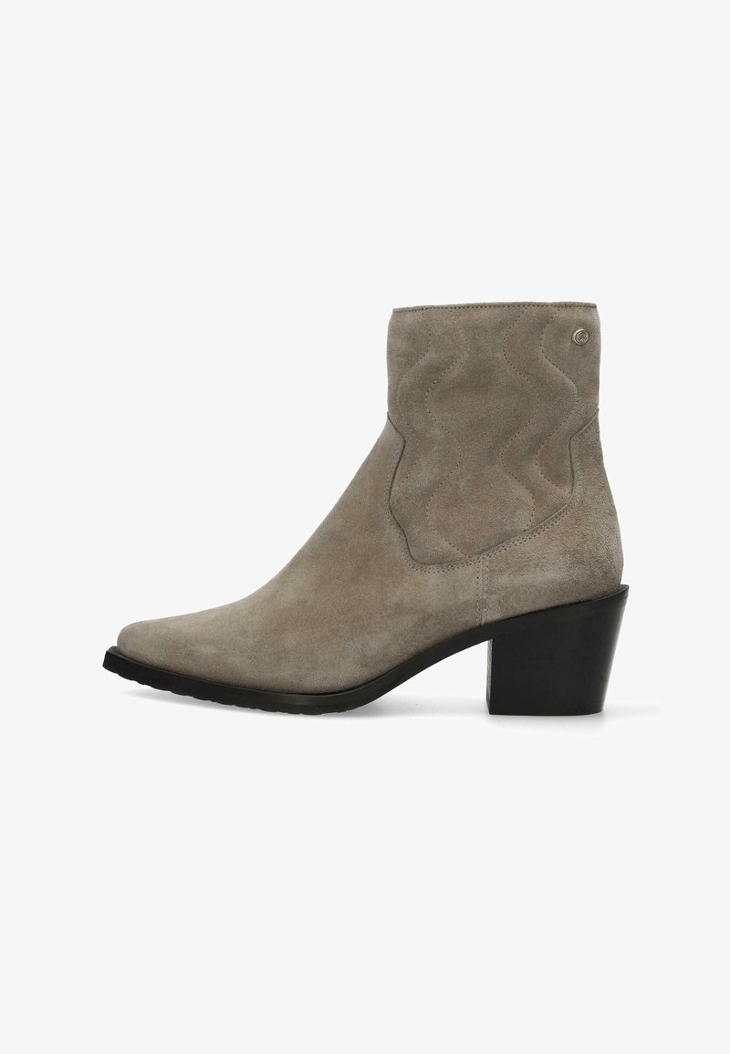 Botín de ante gris hasta el tobillo con puntera puntiaguda, diseño ondulado en la parte superior y tacón negro en bloque. Textura suave y detalles de hardware mínimos.