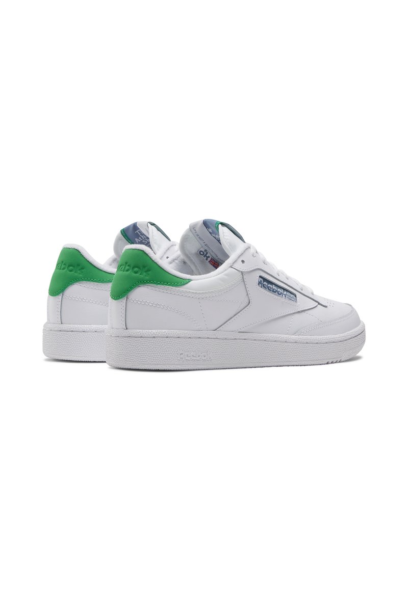 Weiße Ledersneaker mit grüner Akzentierung an der Ferse, strukturierten Sohlen und einem klaren Design. Mit blauem Zungenlabel und gestickten Details.