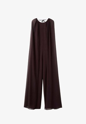 Combinaison fluide de couleur violette foncée avec un design ressemblant à une cape, un col rond et une fermeture à nouer dans le dos ; elle présente une coupe à jambes larges et une texture lisse.