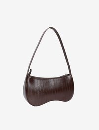 Rjava torbica iz umetnega usnja z ukrivljeno obliko, teksturirano površino in enim nastavljivim trakom čez ramo. Ima zadrgo za zapiranje.