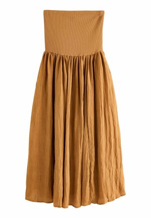 Bruine katoenen maxi-jurk met een aansluitende ribgebreide bodice, vloeiende geplooide rok en een zachte, textuurrijke afwerking. Geen patronen of hardware-details.