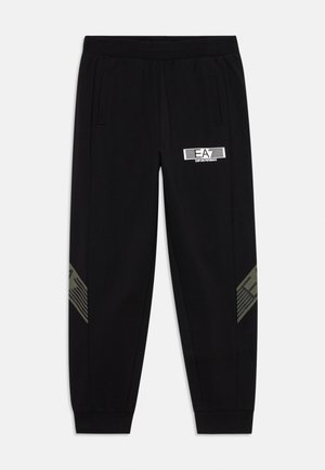 Schwarze Jogginghose mit elastischem Bund, seitlichen Taschen, elastischen Knöcheln und weißem EA Emporio Armani Logo auf dem linken Oberschenkel.