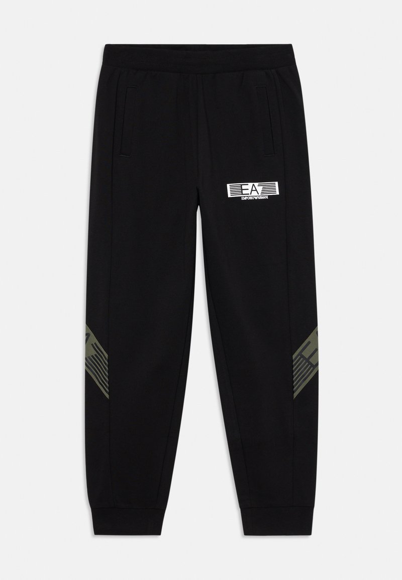 Čierne jogger nohavice so elastickým pásom, bočnými vreckami, zúženými členkami a bielym logom EA Emporio Armani na ľavom stehne.