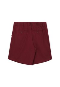 Shorts en coton bordeaux avec une taille élastique, deux poches arrière et une coupe décontractée. Texture lisse et coupe droite.