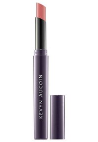 Lippenprodukt in einer lila zylindrischen Tube mit schwarzem Deckel. Der Lippenstift erscheint in einem sanften Rosaton mit einer abgeschrägten Kante.