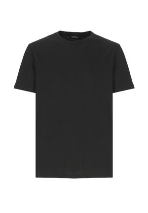 Camiseta negra de manga corta hecha de un suave tejido de algodón. Presenta un escote redondo y un sutil detalle de logo en el pecho.