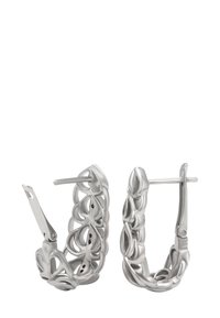 Silver vridna ringörhängen med en intrikat öppen design och g�ångjärnsstängningar, visade mot en vit bakgrund.