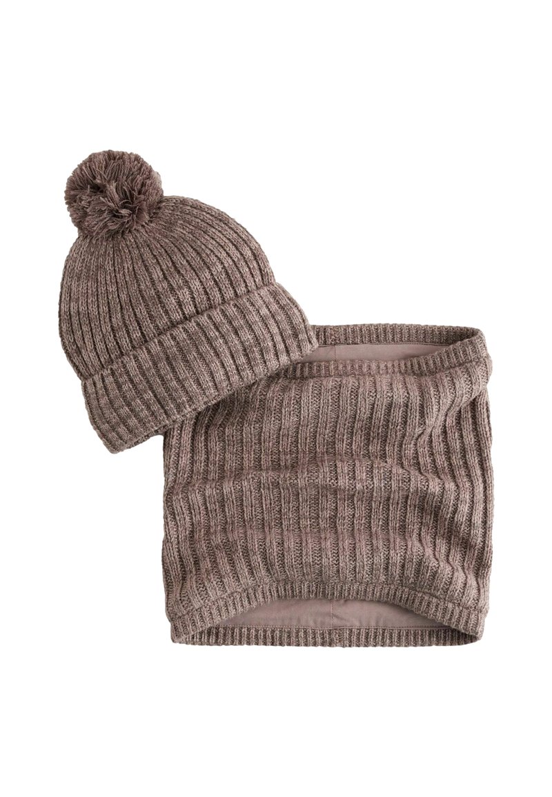 Braune Strickmütze mit einem Pompon und passendem gerippten Halswärmer. Beide verfügen über eine weiche Textur und ein eng anliegendes Design.