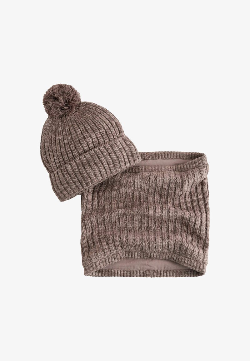 Braune Strickmütze mit einem Pompon und passendem gerippten Halswärmer. Beide verfügen über eine weiche Textur und ein eng anliegendes Design.