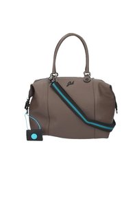 Sac à main en cuir marron avec deux poignées supérieures, une bandoulière détachable avec des rayures bleues et noires, des pièces métalliques et une petite étiquette suspendue.