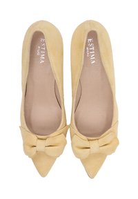 Geltoni zomšiniai batai su smailiomis noselėmis, priekį puošia kaspino detalė, žemos puse ir lygi vidinė pamušalas.