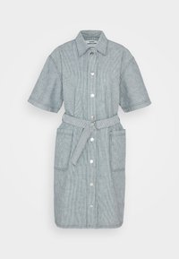 Kortärmad jeansklänning till knäna med knapprad fram, två stora framfickor, spetsig krage och skärp i tyg med metallspänne.