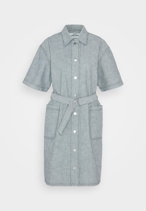 Kortärmad jeansklänning till knäna med knapprad fram, två stora framfickor, spetsig krage och skärp i tyg med metallspänne.