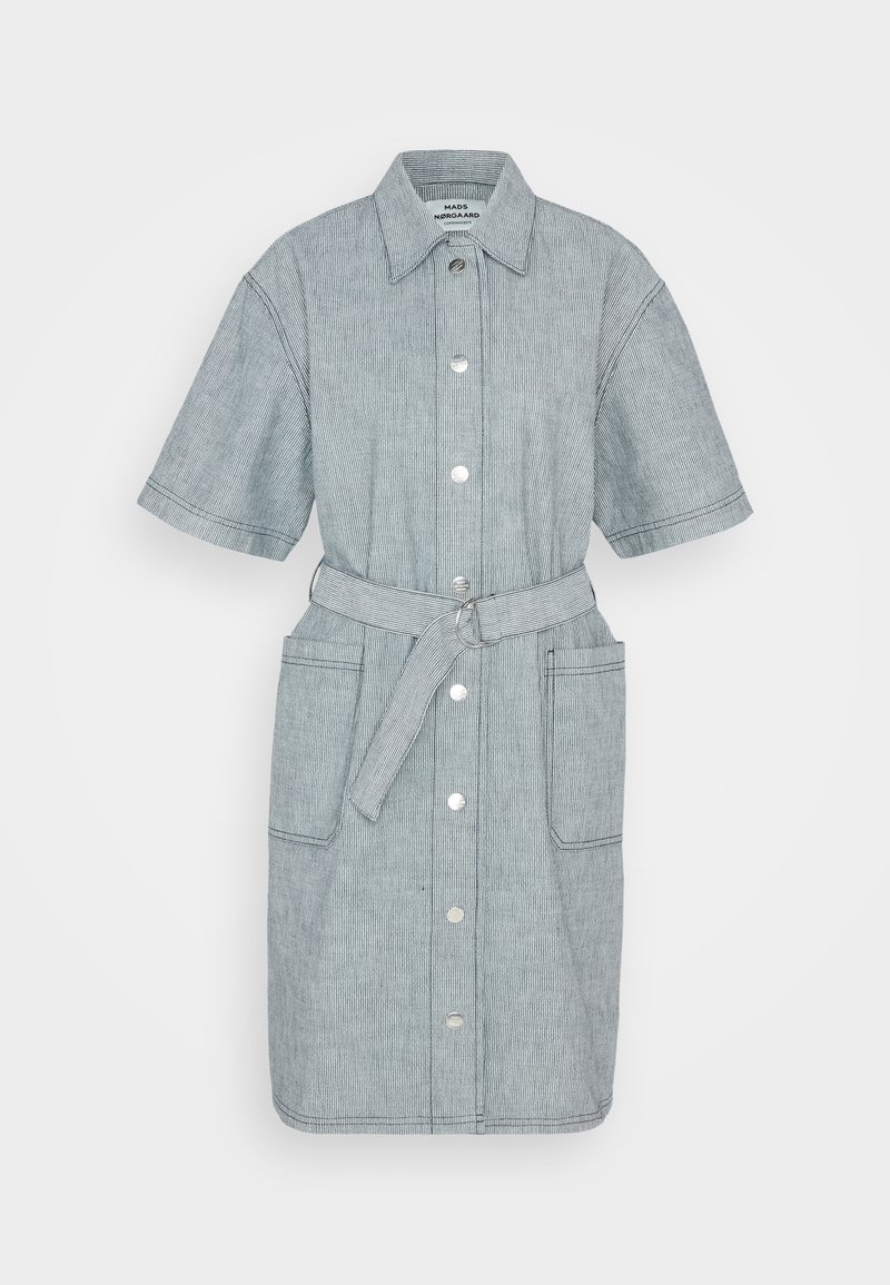 Kortärmad jeansklänning till knäna med knapprad fram, två stora framfickor, spetsig krage och skärp i tyg med metallspänne.