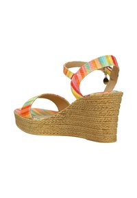 Sandali a zeppa colorati con cinturini intrecciati multicolore e suola in fibra naturale testurizzata, dotati di punta aperta e cinturino alla caviglia.