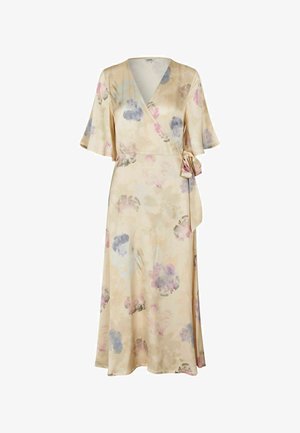 Blomsterwrapkjole i blødt beige stof med lilla og blå vandfarve mønstre, korte klokkeærmer og et bånd i taljen.