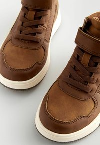 Bruine nep leren high-top sneakers met een textuurafwerking, elastische veters en een klittenbandsluiting. Kenmerkt een contrasterende witte zool.