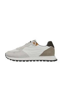 Zapatilla gris claro con una combinación de materiales de ante y malla, acentos blancos, suela de goma negra y un detalle marrón en el talón.
