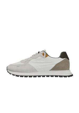 Zapatilla gris claro con una combinación de materiales de ante y malla, acentos blancos, suela de goma negra y un detalle marrón en el talón.