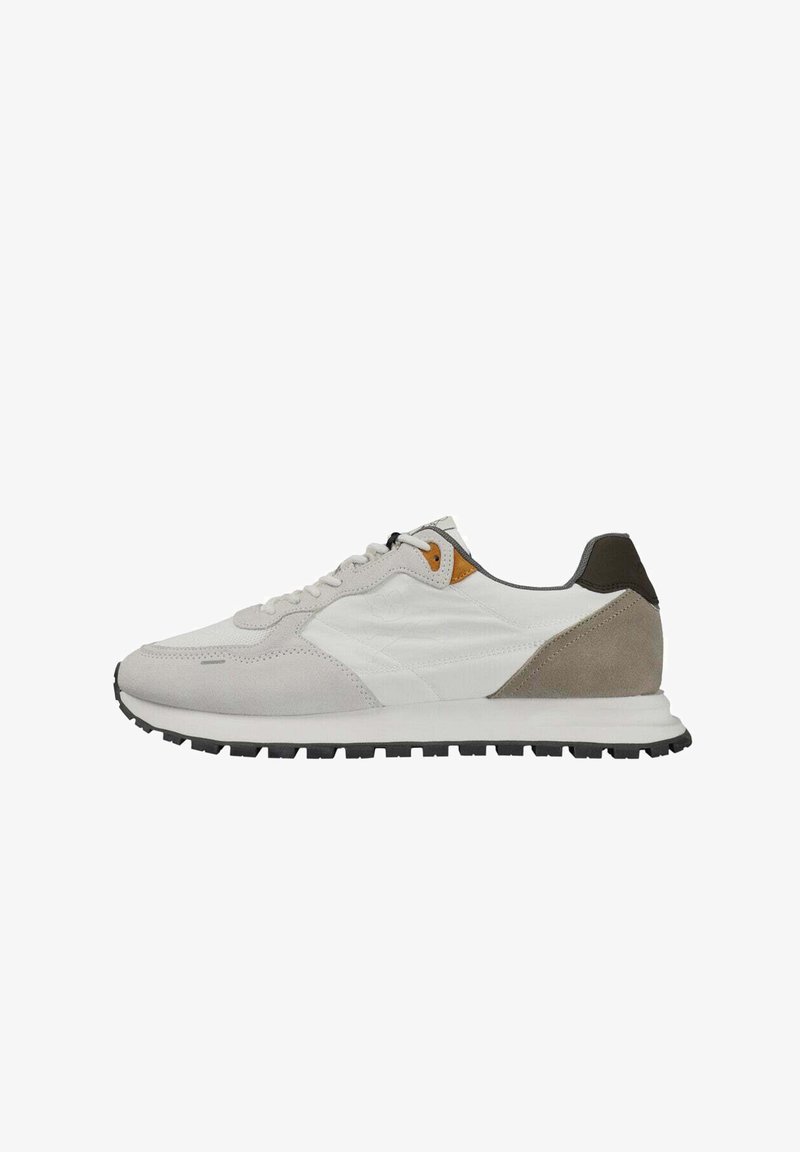 Lichtgrijze sneaker met een mix van suede en mesh materialen, witte accenten, een zwarte rubberen zool en een bruin detail bij de hak.