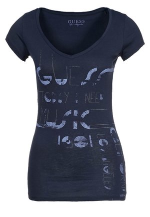 Camiseta de algodón azul marino con escote en V, mangas cortas y estampado texturizado que presenta las palabras "GUESS" y "MUSIC" en diferentes estilos.