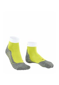 Calcetines cortos hasta el tobillo con parte superior de color amarillo neón, secciones del talón y la puntera en gris, y puños de canalé blancos con detalles en rojo.