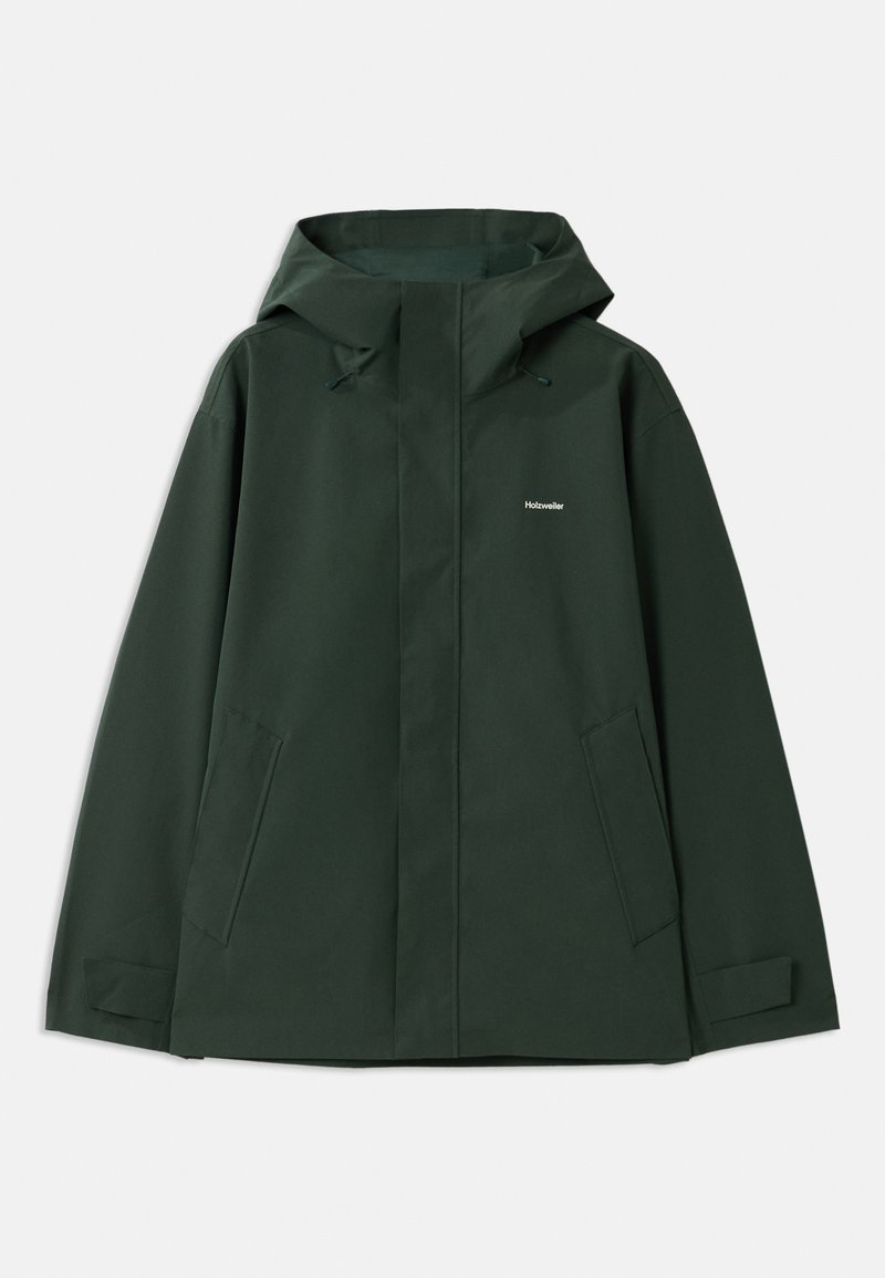 Veste imperméable verte avec capuche, dotée d'une fermeture éclair à l'avant, de deux poches latérales et d'un petit logo sur la poitrine. Texture lisse.