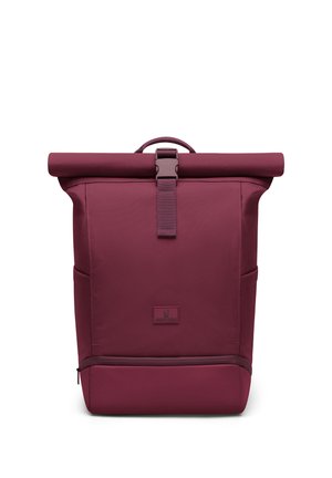 Kastanienbrauner Roll-Top-Rucksack mit vorderer Schnalle, Seitentaschen, Reißverschlussfach unten und einem Tragegriff oben.